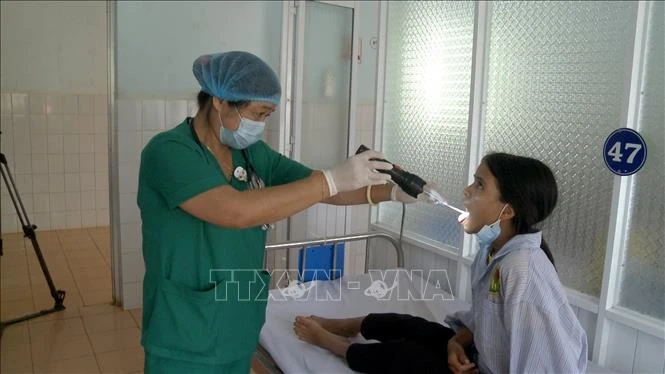 Bác sĩ điều trị cho các bệnh nhân mắc bệnh bạch hầu. Ảnh: Quang Thái- TTXVN