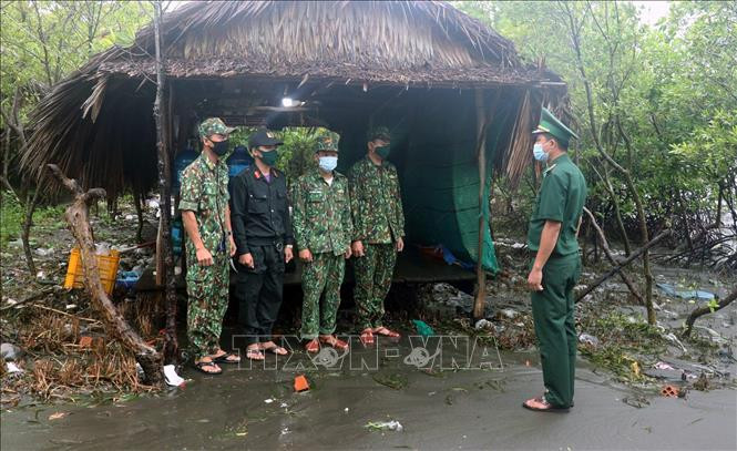 Cán bộ chiến sĩ Đồn Biên phòng cửa khẩu quốc tế Hà Tiên bám chốt làm nhiệm vụ phòng chống dịch COVID-19 trên vùng biên giới. Ảnh: Lê Huy Hải - TTXVN