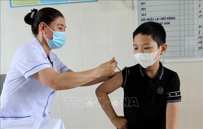  Tổ chức tiêm vaccine phòng COVID-19 an toàn cho trẻ trong . Ảnh: Thế Duyệt - TTXVN 