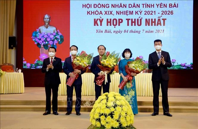 Ủy viên Trung ương Đảng, Bí thư Tỉnh ủy Yên Bái Đỗ Đức Duy và Chủ tịch UBND tỉnh Yên Bái Trần Huy Tuấn tặng hoa chúc mừng các đồng chí được bầu giữ chức danh Chủ tịch, Phó Chủ tịch HĐND tỉnh Yên Bái khóa XIX, nhiệm kỳ 2021- 2026. Ảnh: Đức Tưởng - TTXVN 