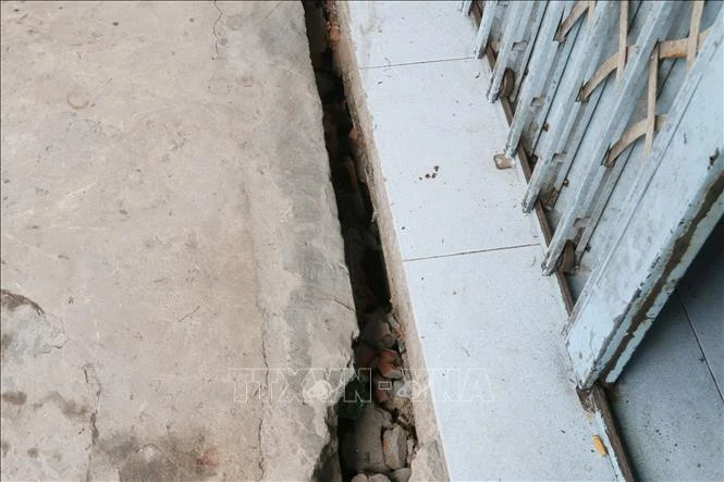 Các vết rạn, nứt trước nhà dân ở khu vực chợ Cái Sắn (cặp rạch Cái Sắn) tiếp tục phát triển và mở rộng. Ảnh: Công Mạo-TTXVN