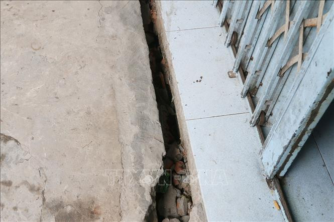 Các vết rạn, nứt trước nhà dân ở khu vực chợ Cái Sắn (cặp rạch Cái Sắn) tiếp tục phát triển và mở rộng. Ảnh: Công Mạo-TTXVN