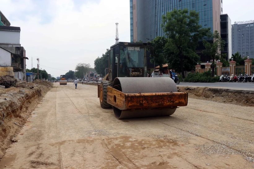 Dự án nâng cấp, mở rộng đường Hà Nội ở trung tâm thành phố Huế . Ảnh: Đỗ Trưởng - TTXVN 