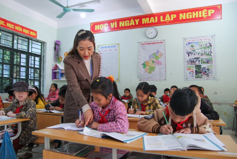 Cô giáo Phạm Thị Hương, giáo viên tiếng Anh của Trường Phổ thông dân tộc bán trú tiểu học và trung học cơ sở Thàng Tín (Hoàng Su Phì, Hà Giang) phải dạy kiêm nhiệm cả khối trung học cơ sở và tiểu học. Ảnh: Nam Thái - TTXVN 