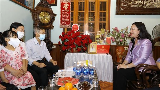 Phó Chủ tịch nước Võ Thị Ánh Xuân thăm các gia đình tiêu biểu ở Thủ đô. Ảnh: Nguyễn Điệp - TTXVN 