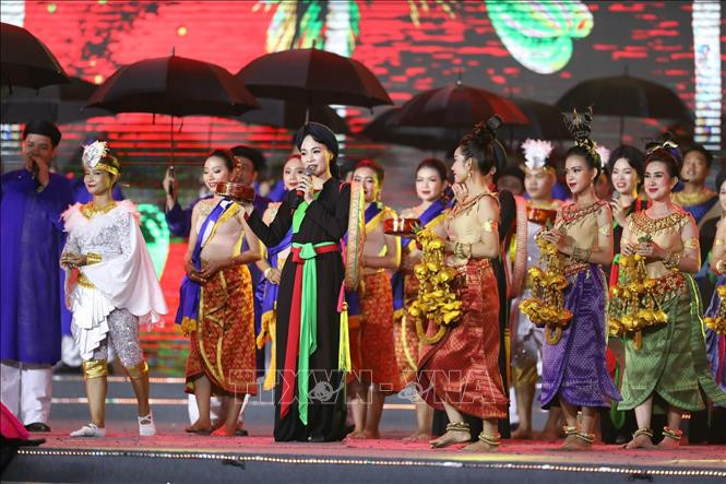Chùm bài hát Quan họ với những làn điệu: Mời trầu, Giã bạn và Người ơi người ở đừng về, qua phần trình bày của các nghệ sĩ dân ca quan họ Bắc Ninh tiếp nối ngay sau chương trình biểu diễn nghệ thuật chào mừng của đất nước Chùa Tháp. Ảnh: TTXVN