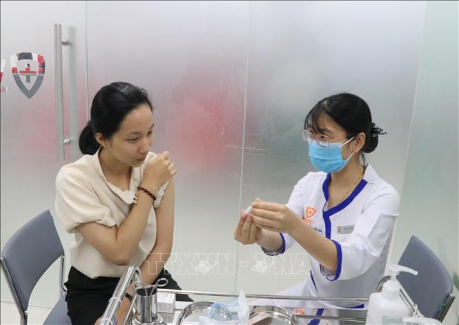 Nhân viên Trung tâm VNVC Buôn Ma Thuột tư vấn về vắc xin bạch hầu cho người dân. Ảnh: Tuấn Anh - TTXVN