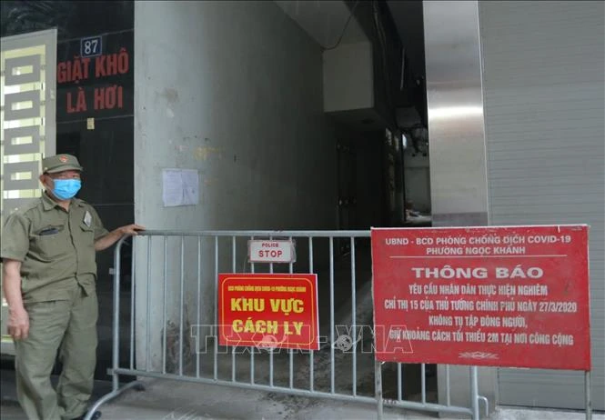 Hà Nội phong tỏa nơi ở của bác sĩ dương tính với SARS-CoV-2. Ảnh: Hoàng Hiếu - TTXVN