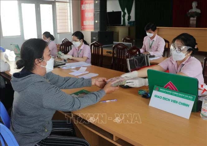 Phụ nữ mạnh dạn vay vốn chính sách để thoát nghèo hoặc phát triển kinh tế gia đình. Ảnh: Đức Hạnh - TTXVN 