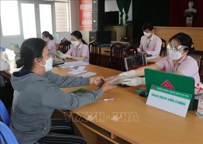 Phụ nữ mạnh dạn vay vốn chính sách để thoát nghèo hoặc phát triển kinh tế gia đình. Ảnh: Đức Hạnh - TTXVN 