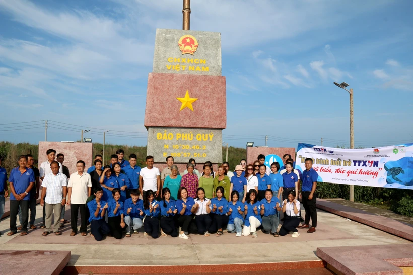Đoàn viên thanh niên TTXVN chụp ảnh lưu niệm cùng bà con ngư dân tại huyện đảo Phú Quý. Ảnh: Nguyễn Thanh – TTXVN 