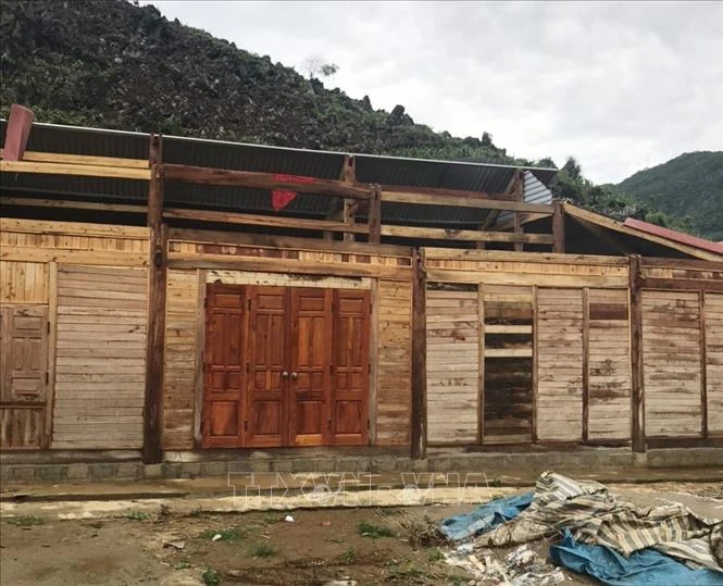 Gần 100 ngôi nhà ở Lai Châu bị sập và tốc mái do giông lốc. Ảnh: TTXVN phát