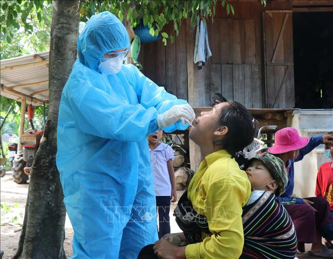 Nhân viên y tế lấy mẫu xét nghiệm bạch hầu . Ảnh: TTXVN 