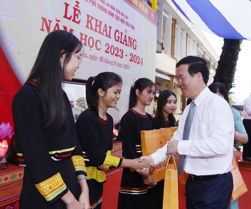 Chủ tịch nước Võ Văn Thưởng tặng quà cho học sinh có thành tích xuất sắc trong học tập. Ảnh: Thống Nhất – TTXVN