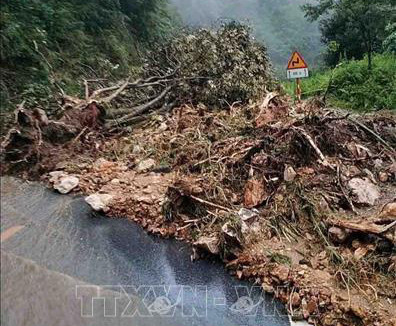Tại Km 87+750 đến km 87+860, quốc lộ 4D, thuộc địa phận bản Chu Va, xã Sơn Bình, huyện Tam Đường (Lai Châu) xảy ra lũ, hơn 2.000 mét khối bùn đất, đá, cây cối phủ kín hơn 100 mét mặt đường, gây ách tắc cho các phương tiện giao thông trong nhiều giờ. Ảnh: 
