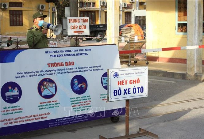Công tác phòng chống dịch COVID-19 tại Bệnh viện được tăng cường. Ảnh: Thế Duyệt – TTXVN