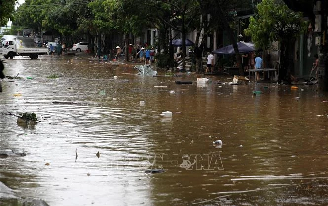 Mưa lớn gây ngập cục bộ tại tuyến đường Lê Thanh, phường Bắc Cường, thành phố Lào Cai. Ảnh: Quốc Khánh - TTXVN