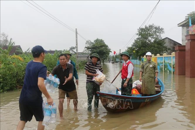 Người dân xã Hưng Trung được hỗ trợ các nhu yếu phẩm và lương thực trong những ngày bị cô lập. Ảnh: Bích Huệ - TTXVN