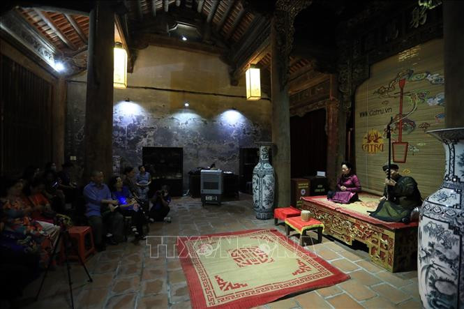 Quang cảnh buổi biểu diễn Ca trù tại đình Kim Ngân (Hà Nội). Ảnh: Thành Đạt - TTXVN 
