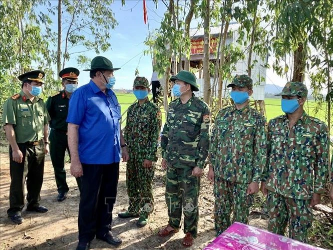 Chủ tịch UBND tỉnh An Giang Nguyễn Thanh Bình (trái) kiểm tra công tác phòng, chống dịch bệnh COVID – 19 tại khu vực biên giới huyện Tịnh Biên. Ảnh: Thanh Sang – TTXVN.
