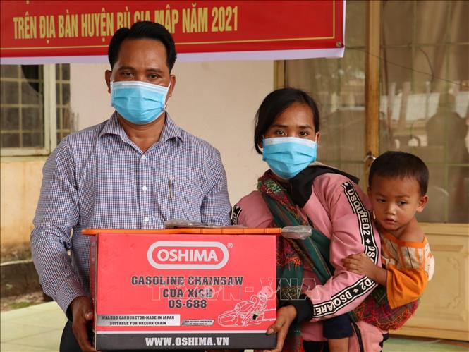 Trao nông cụ cho đồng bào thiểu số. Ảnh: K GỬIH-TTXVN
