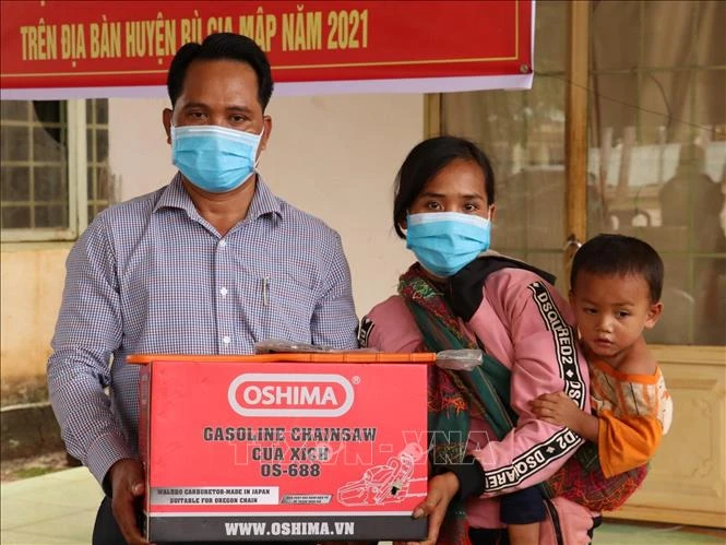 Trao nông cụ cho đồng bào thiểu số. Ảnh: K GỬIH-TTXVN