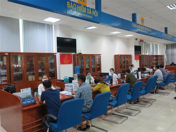 Khu vực tiếp nhận hồ sơ giải quyết thủ tục hành chính của BHXH tỉnh Cà Mau tại Trung tâm giải quyết thủ tục hành chính tỉnh Cà Mau. Ảnh: Minh Hưng - TTXVN 