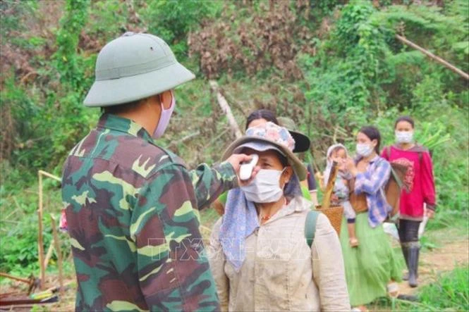 Kiểm soát những đường mòn lối mở để kịp thời phát hiện và ngăn chặn đối tượng có nguy cơ “dẫn” dịch COVID-19. Ảnh: TTXVN