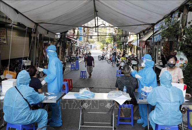 Xét nghiệm cho người dân ở tổ 10, phường Thụy Khuê, quận Ba Đình. Ảnh: Trần Việt - TTXVN 