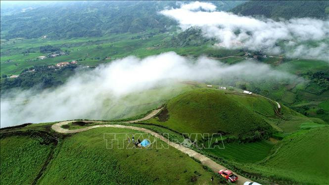 Thung lũng Mường Hum đẹp nhất vào mùa Thu với những tầng lớp mây bao phủ xung quanh. Ảnh: Quốc Khánh - TTXVN