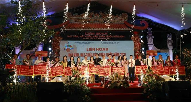 18 đơn vị tham dự Liên hoan hát Văn, hát Chầu Văn toàn quốc năm 2021 nhận cờ lưu niệm của Ban tổ chức. Ảnh: Hoàng Hùng - TTXVN