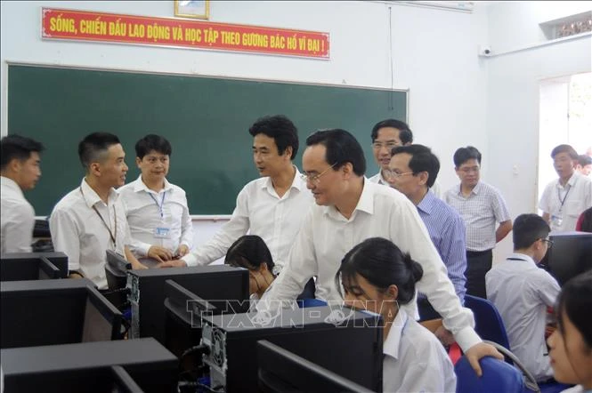 Bộ trưởng Bộ Giáo dục và Đào tạo Phùng Xuân Nhạ thăm phòng học máy tính tại trường THPT Tô Hiệu, thành phố Sơn La. Ảnh: Hữu Quyết - TTXVN
