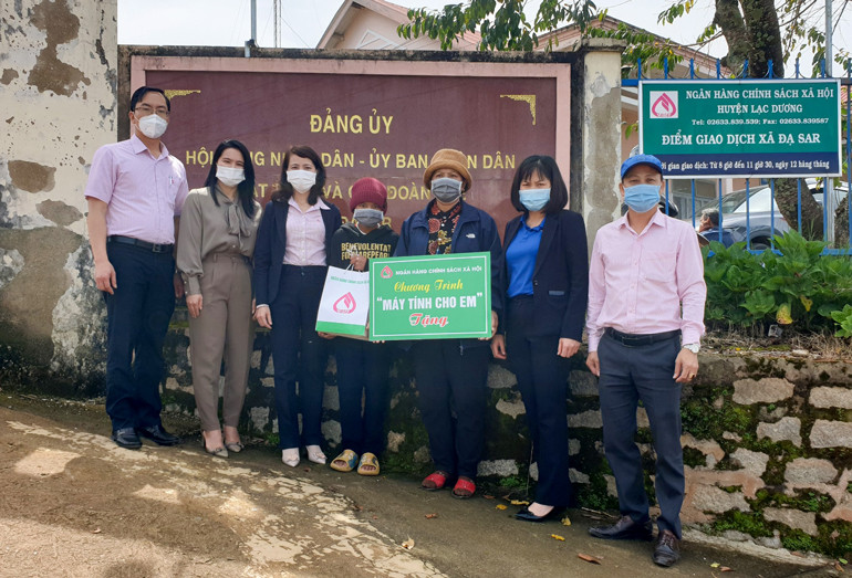 Em Lơ Mu An Ki ở thôn 3, xã Đạ Sar, huyện Lạc Dương được nhận máy tính bảng. Nguồn: baolamdong.vn 