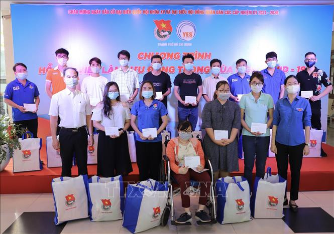 Trao quà cho thanh niên, người lao động có hoàn cảnh khó khăn, bị mất việc do dịch COVID-19. Ảnh: Hồng Giang - TTXVN
