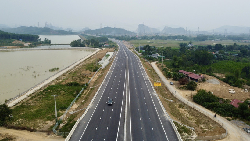 Tuyến cao tốc Nghi Sơn - Diễn Châu qua địa bàn thị xã Nghi Sơn (Thanh Hóa). Ảnh: Huy Hùng – TTXVN
