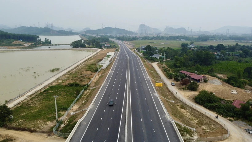 Tuyến cao tốc Nghi Sơn - Diễn Châu qua địa bàn thị xã Nghi Sơn (Thanh Hóa). Ảnh: Huy Hùng – TTXVN