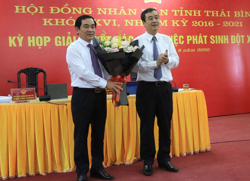 Bí thư Tỉnh ủy Thái Bình Ngô Đông Hải tặng hoa chúc mừng ông Nguyễn Tiến Thành (bên trái) được bầu giữ chức Chủ tịch HĐND tỉnh. Ảnh : nhandan.vn
