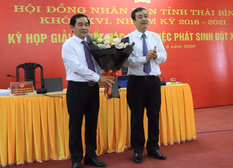 Bí thư Tỉnh ủy Thái Bình Ngô Đông Hải tặng hoa chúc mừng ông Nguyễn Tiến Thành (bên trái) được bầu giữ chức Chủ tịch HĐND tỉnh. Ảnh : nhandan.vn