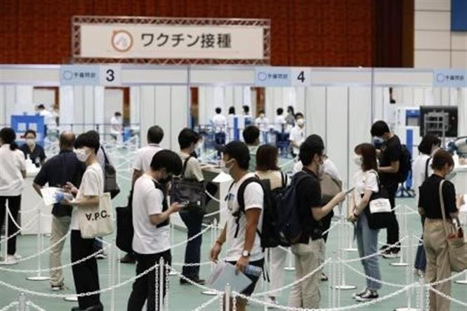 Một điểm tiêm chủng vaccine ngừa COVID-19 tại Osaka, Nhật Bản, ngày 21/6/2021. Ảnh: Kyodo/TTXVN 