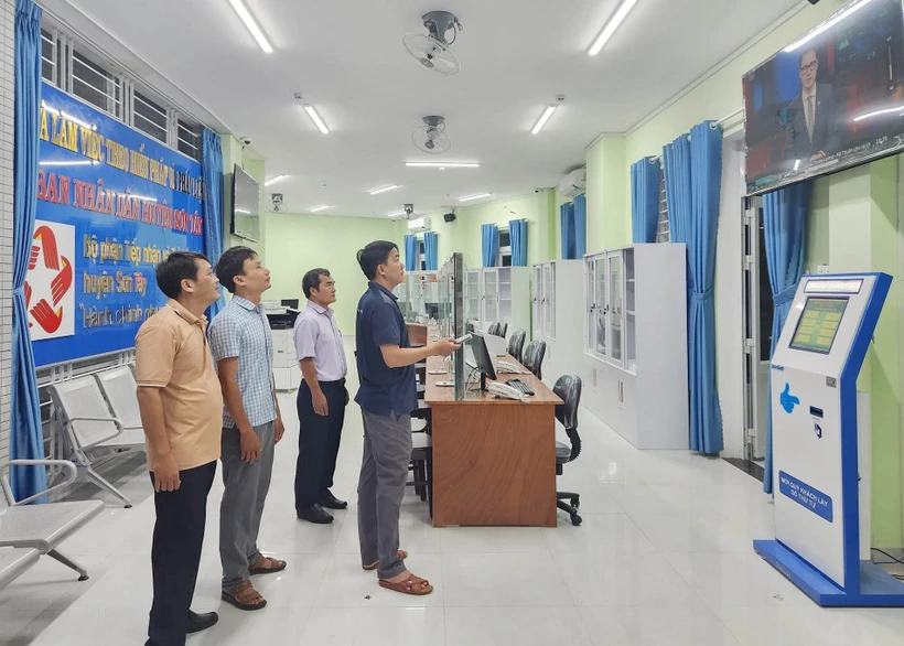 Đẩy mạnh xây dựng chính quyền số tại huyện nghèo Sơn Tây. Ảnh: TTXVN 