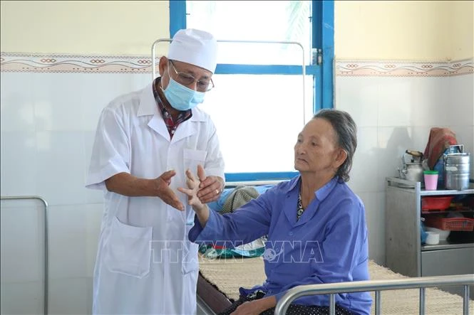 Bác sỹ thăm hỏi, kiểm tra di chứng tàn tật cho bệnh nhân phong. Ảnh: Tuấn Anh - TTXVN