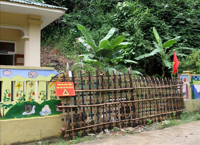 Điểm Trường mầm non Tam Hợp tại bản Xốp Nặm, xã Tam Hợp buộc phải đóng cửa vì nguy cơ sạt lở đất đá, biến báo nguy hiểm cũng được chính quyền địa phương đặt ở khu vực này. Ảnh: Văn Tý-TTXVN 