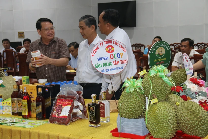 Phó Chủ tịch UBND tỉnh Tiền Giang, Chủ tịch Hội đồng đánh giá, phân hạng sản phẩm OCOP tỉnh Tiền Giang Phạm Văn Trọng (thứ hai từ trái sang) đánh giá về sản phẩm OCOP. Ảnh: Minh Trí - TTXVN 