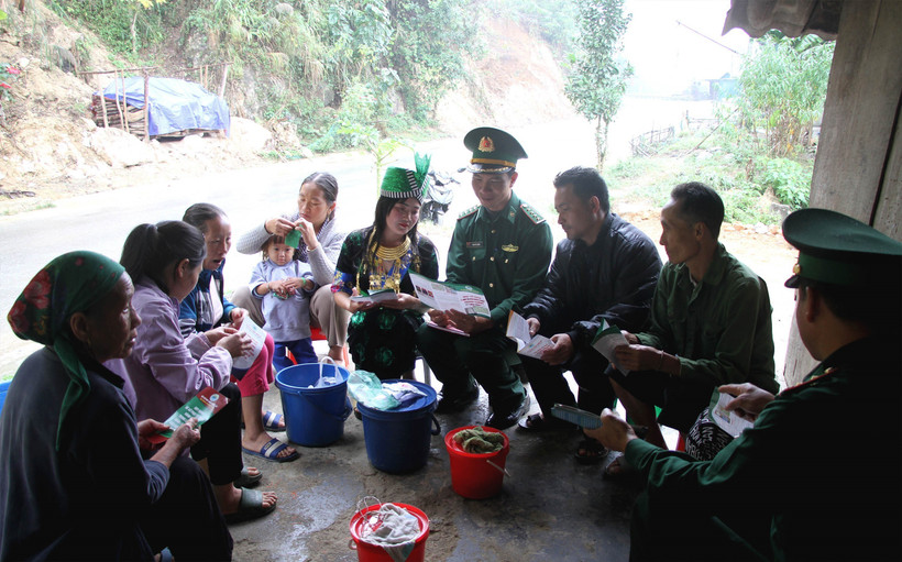 Các chiến sĩ Bộ đội biên phòng tỉnh Nghệ An tuyên truyền pháp luật cho bà con vùng sau vùng xa huyện biên giới Kỳ Sơn. Ảnh: Văn Tý-TTXVN 
