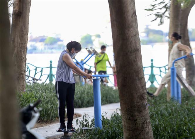 Người dân tập thể dục bên Hồ Tây. Ảnh: Tuấn Đức - TTXVN 