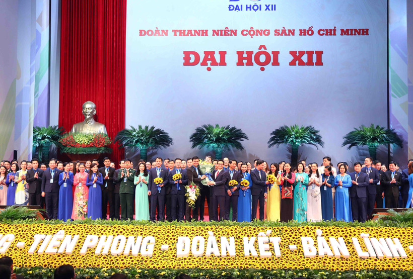 Phó Thủ tướng Vũ Đức Đam tặng hoa chúc mừng Ban Chấp hành Trung ương Đoàn khoá XII, nhiệm kỳ 2022 – 2027. Ảnh: Phạm Kiên - TTXVN