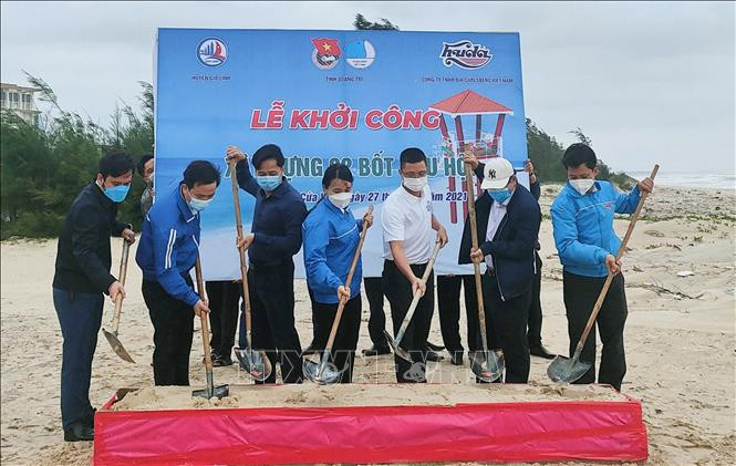 Khởi công xây dựng 2 công trình “bốt cứu hộ” taị khu vực bãi biển Cửa Việt. Ảnh: Hồ Cầu-TTXVN 