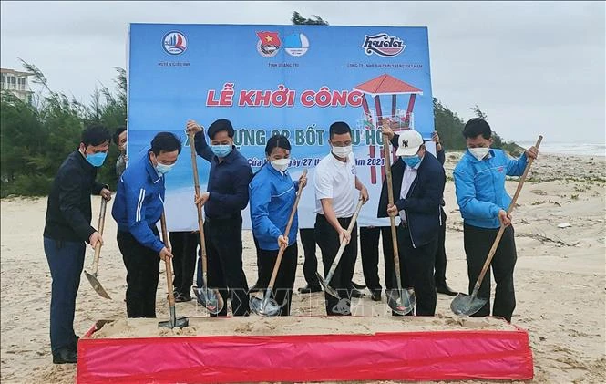 Khởi công xây dựng 2 công trình “bốt cứu hộ” taị khu vực bãi biển Cửa Việt. Ảnh: Hồ Cầu-TTXVN 