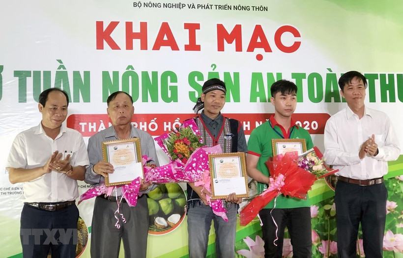 Nhiều sản phẩm địa phương được bình chọn sản phẩm nông sản tiêu biểu tại Phiên chợ Tuần nông sản an toàn thực phẩm năm 2020. Ảnh: Mỹ Phương/TTXVN