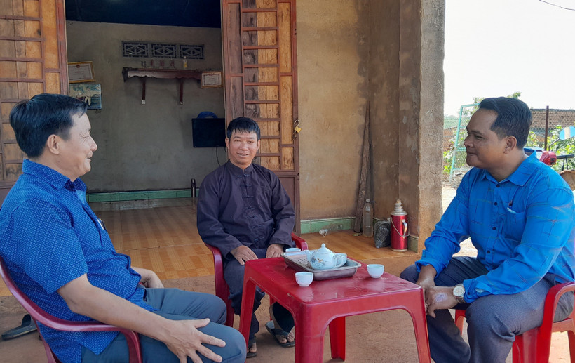Người có uy tín Khằm Thanh Sơn (giữa), thôn 10, xã Đắk Ơ, huyện Bù Gia Mập được lãnh đạo Phòng Dân tộc - Tôn giáo huyện Bù Gia Mập và xã Đắk Ơ thăm hỏi. Ảnh: K GỬIH-TTXVN